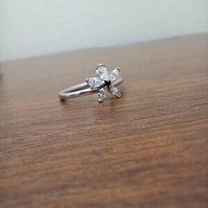 14k white gold diamond flower ring